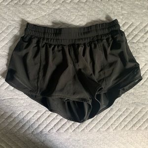 Lululemon- Hotty hot short 2.5”